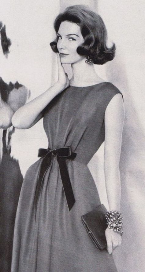 La pettinatura più iconica dell'anno in cui sei nata Fashion 60s, Fashion 50s, Dresses 1950s, 1950 Fashion, Glamour Vintage, Fifties Fashion, Look Retro, Fashion 1950s, Vintage Fashion Photography