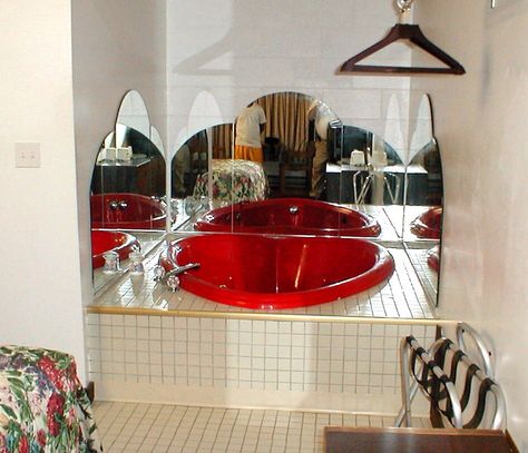 Heart Bathtub, Heart Bathroom, Heart Shaped Bathtub, Small Space Bathroom Vanity, 80s House, Bathroom Accent Wall, 80s Interior, Unusual Home, Bathroom Color Schemes