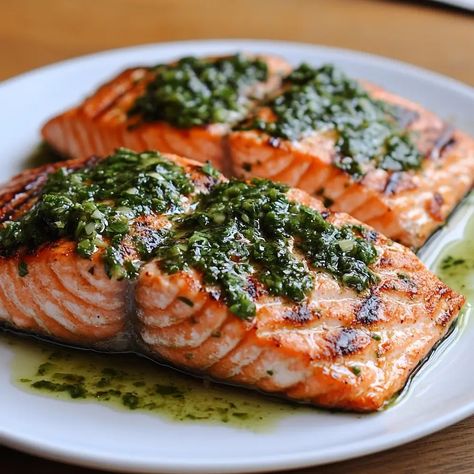 Enjoy the delightful combination of perfectly grilled salmon fillets topped with fresh chimichurri sauce. Healthy and easy to prepare. Chimichurri Fish, Bbq Salmon, Teriyaki Beef, Salmon Fillet, Salmon Seasoning, Steamed Fish, Chimichurri Sauce, Quick Weeknight Dinners, Corn Salads