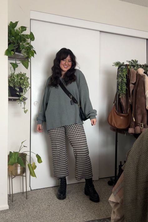 Outfit Inspirations Comfy, Winter Outfits 23, Just My Luck Outfits, Business Casual Plus Size Outfits Winter, Social Worker Outfits Casual, Wide Leg Checkered Pants Outfit, Eclectic Outfits Midsize, Science Teacher Outfits High Schools, Relaxed Pants Women Outfit