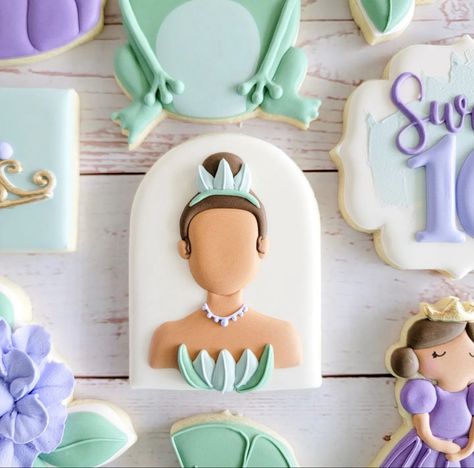 Tiana Cookies Decorated, Tiana Cupcakes, Tiana Cookies, Princess And The Frog Cookies, Thanksgiving Desserts Cake, Diy Popcorn Bar, Graduation Party Food Ideas, Graduation Party Food, Princess Tiana Birthday Party