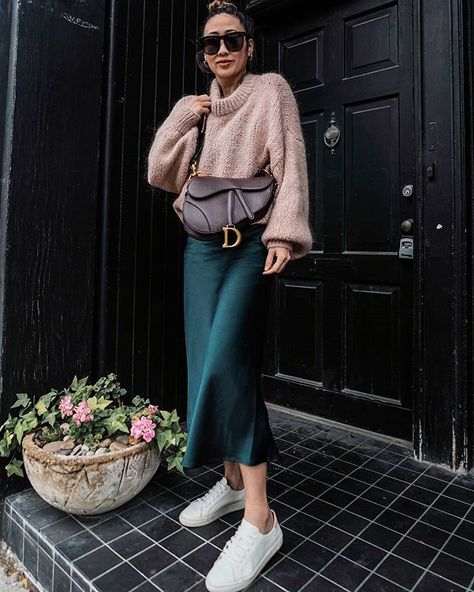 Instagram'da Tee: “Style tip: I'm using this slip dress as a skirt by tucking my sweater into a hidden belt. 🖤 Taking a break from my usual neutrals for this…” Dress As A Skirt, Silk Skirt Outfit, Brooklyn Blonde, Slip Dress Outfit, Look Adidas, Estilo Indie, Skandinavian Fashion, Uni Outfits, Cold Outfits