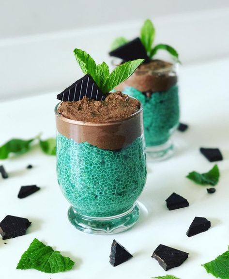 Overnight Chia Pudding, Chia Pudding Breakfast, Overnight Chia, Raw Vegan Cake, Chocolate Cashew, Mint And Chocolate, Chocolate Bowl, Coconut Yoghurt, Raw Vegan Desserts