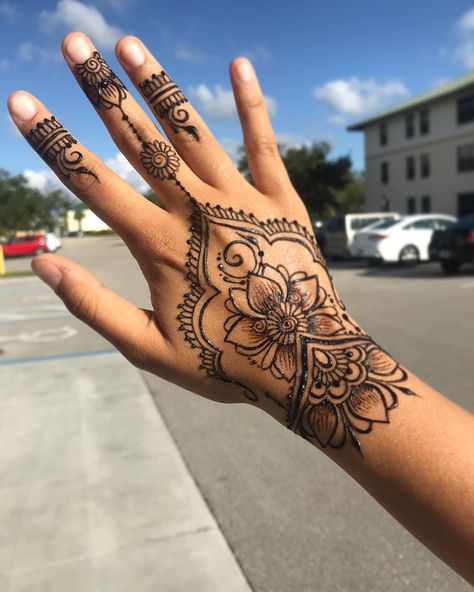 Traditional Henna Designs, Small Henna Tattoos, Indian Henna Designs, Kids Henna, Cute Henna Designs, Cute Henna Tattoos, Jagua Henna, Henna Style Tattoos, Leg Henna