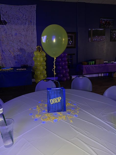 Fortnite Centerpieces Ideas Diy, Fortnite Birthday Party Centerpieces, Fortnite Birthday Decor, Fortnite Photo Booth, Fortnite Birthday Backdrop, Boy Birthday Parties, Fortnite, Party Games, Boy Birthday