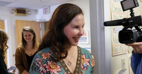 Ashley Judd Hairstyles, Ashley Judd Short Hair, Ashley Judd Someone Like You, Ashley Judd High Crimes, Ashley Judd Now, Ashley Streicher Hair Bob, Picese Zodiac, Ashley Judd, First Person Writing