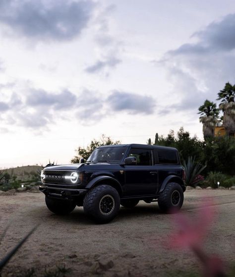 Black 2 Door Bronco, All Black Ford Bronco, Bronco Blacked Out, Bronco Ford Black, Bronco Matte Black, Black Ford Bronco 2021, Bronco Two Door, Black Bronco Aesthetic, Black Bronco Sport