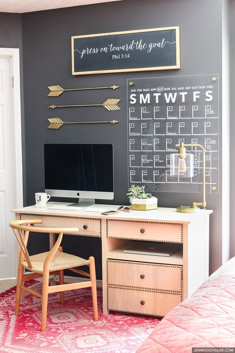 Dress up your home office and learn how to make a stylish DIY acrylic calendar with a few supplies from the hardware store. Tutorial by Jen Woodhouse. Minimalist Apartment, Apartment Furniture, A Desk, Office Inspiration, New Room, Home Office Decor, Room Diy, Office Design, Home Deco