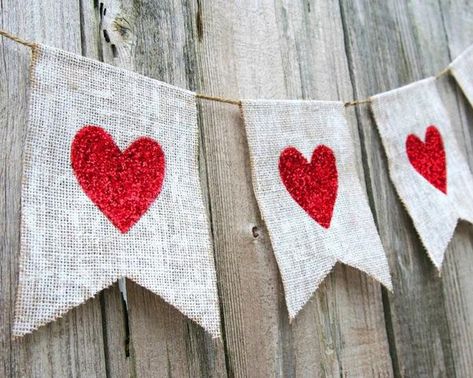 Decoración para San Valentín 5 Valentine Mini Session, Burlap Projects, Heart Banner, Diy Valentines Decorations, Diy Banner, Burlap Crafts, Burlap Banner, Craft Show, My Funny Valentine