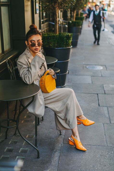 Beige Bag Outfit, Classic Chic Outfits, Orange Streetwear, Beige Outfits, Neutral Color Outfits, Jessica Wang, Chunky Oversized Sweater, Look Sophisticated, Colorful Handbags