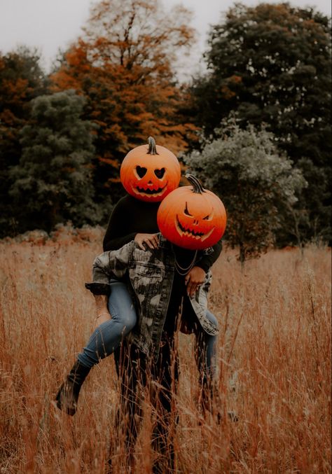 Pumpkin Head Couple Pictures, Pumpkin Head Couple, Halloween Couple Photoshoot, Pumpkinhead Photoshoot, Pumpkin Photography, Pumpkin Patch Photoshoot, Pumpkin Heads, Creative Pumpkin Painting, Netflix Horror