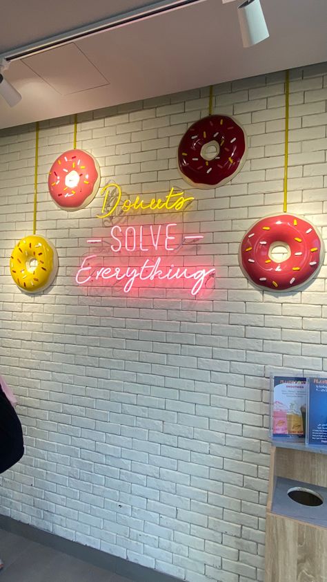 Donut Cafe Interior, Donut Shop Ideas, Donut Shop Interior Design, Donuts Shop Design, Donut Shop Interior, Donut Shop Aesthetic, Donut Branding, Donut Wallpaper, Donuts Shop