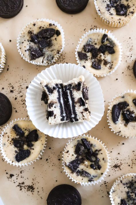 Oreo Cheesecake Cupcakes - Moribyan Cupcake Tin Recipes, Oreo Cheesecake Cupcakes, Spring Roll Pastry, Tin Recipes, Oreo Cookie Crust, Hawaiian Sweet Rolls, Dream Food, Cupcake Tins, Cheesecake Cupcakes