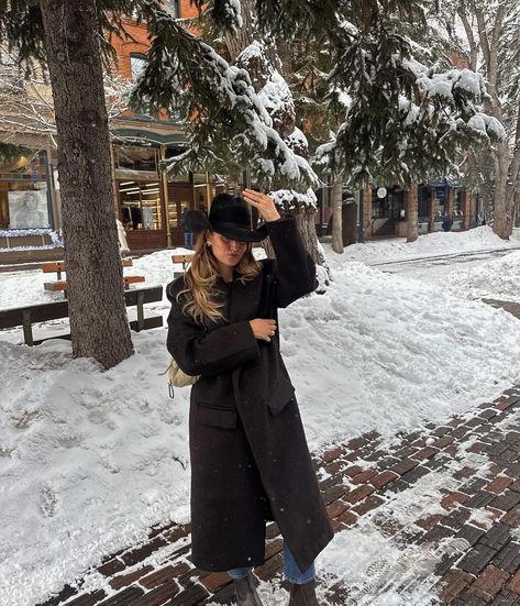 4 Trends That Dominated Aspen This Winter | Who What Wear Cowgirl Winter Outfits, Aspen Outfit Winter, Ski Lodge Party, Aspen Trip, Wyoming Trip, Vineyard Outfit, Ski Fits, Aspen Ski, Apres Ski Style