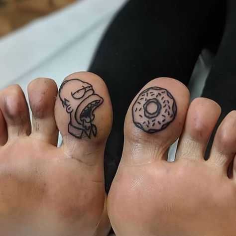 Simple Couples Tattoos, Donut Tattoo, Blatt Tattoos, Font Tato, Toe Tattoos, 42 Tattoo, Simpsons Tattoo, Tatuagem Masculina Pequena, Tato Jari