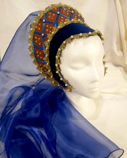 Tudor headdress Tudor Headdress, Elizabethan Costume, Medieval Hats, Tudor Fashion, The Other Boleyn Girl, History Fashion, Medieval Fashion, Historical Dresses, Tiaras And Crowns