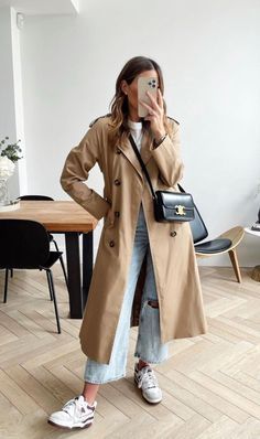 Oversized Trench Coat Outfits, Oversized Coat Outfit, Casual Trench Coat Outfit, Trench Coat Outfit Spring, Trench Coat Outfit Fall, Trench Coat Street Style, Fall Coat Outfit, Petite Trench Coat, Trench Outfit