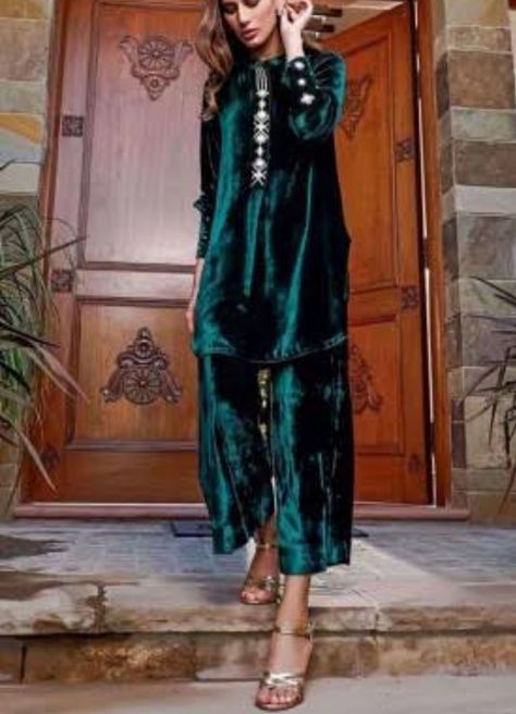 Ladies Frock Design, Mina Hasan, Velvet Suit Design, Velvet Dress Designs, Trouser Suit, Velvet Tunic, Pakistani Fashion Party Wear, Fancy Tops, Velvet Suit