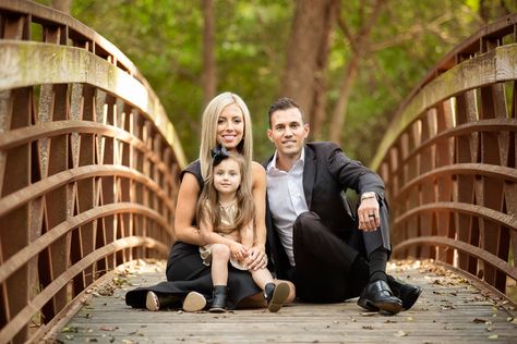 Family Pictures On Bridge, Older Family Photos, Bridge Photoshoot, Photo Bridge, Mountain Photoshoot, Big Family Photos, Picture Background, Poses Family, Family Photoshoot Poses