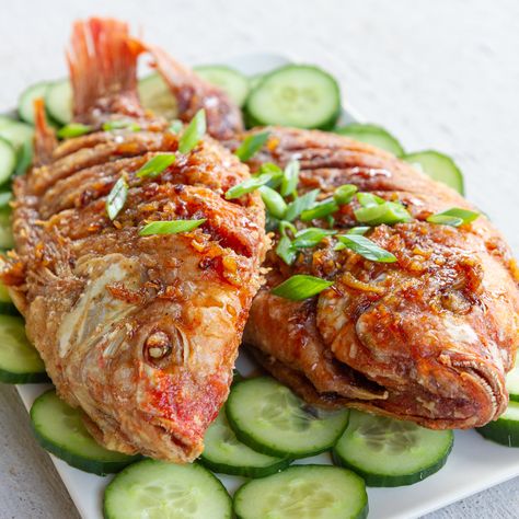 Boiled Seafood, Dinner Recipes Seafood, Fresh Ingredient Recipes, Seafood Boil Recipe, Seafood Boil Sauce, Boil Recipes, Vietnamese Fish, Cooking Soul Food, Soy Glaze