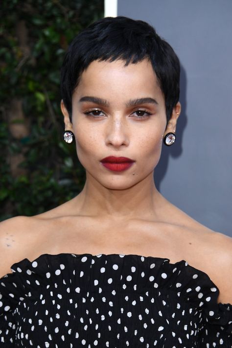 Growing Out Bangs, Red Carpet Makeup, Zoe Kravitz, Trending Haircuts, Haircuts For Fine Hair, Red Lipstick, Grow Out, Cool Haircuts, Pixie Haircut