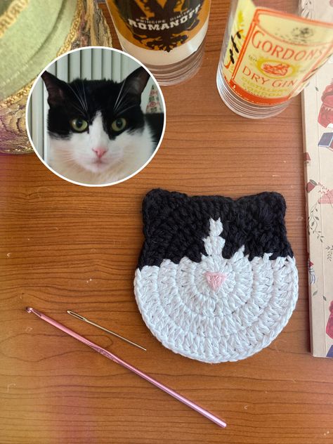 Crochet Cat Trinket Dish, Crochet Cat Coaster, Crochet Garden, Felted Crochet, Cat Coasters, Crochet Xmas, Crochet Design Pattern, Cat Crafts, Crochet Heart