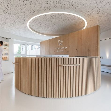 Dental Studio Design, Dental Office Decor Ideas, Curved Reception Desk, Dental Studio, Dental Office Design Interiors, Reception Desk Design, Dental Office Decor, Dental Design, Clinic Interior Design