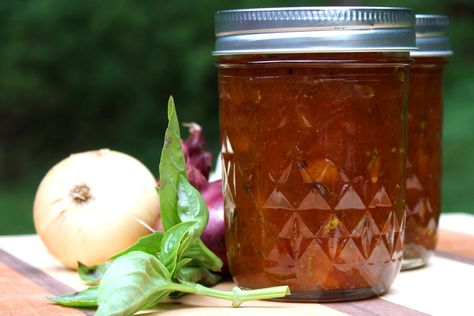 caramelized onion, peach and basil jam  i am going to experiment with oregano and sage.... Goat Cheese Crostini, Can Jam, Crystal Jelly, Carmelized Onions, Homemade Jelly, Onion Jam, Weekend Cooking, Peach Jam, Jam And Jelly