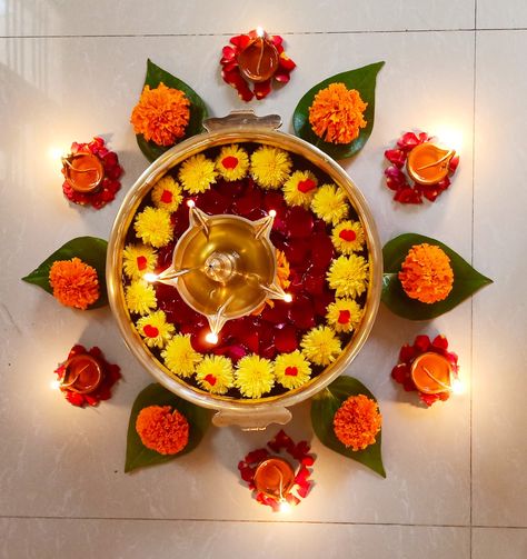 Karthigai Deepam Decoration, Step Decoration, Simple Flower Rangoli, House Party Decorations, Home Flower Decor, Pooja Decoration, Thali Decoration Ideas, Rangoli Designs Simple Diwali, Diy Floral Decor