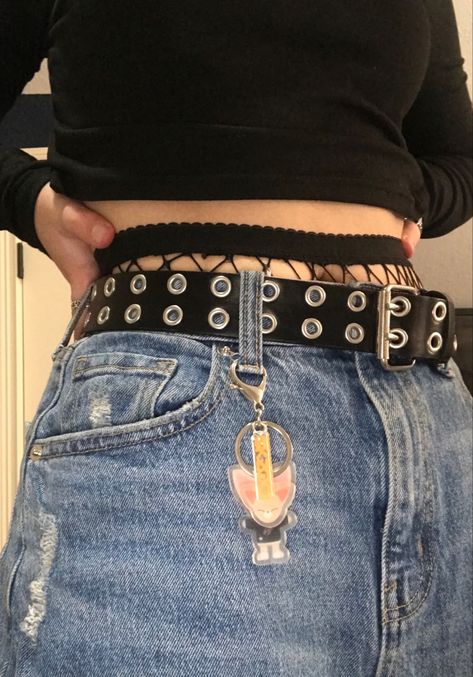 Black Fishnets Outfit, Fishnets And Jeans, Jeans Keychain, Skzoo Clothes, Belts Aesthetic, Belt Keychain, Chain Outfit, 2020s Fashion, Skz Concert