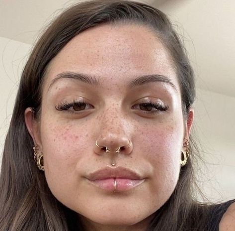 Brunette Nose Piercing, Pretty Face Piercings, Piercings Inspo Face, Girl With Face Piercings, Cute Piercings Ideas Face, Face Piercing Set Up, Center Lip Piercing, Subtle Septum Piercing, Gold Face Piercings