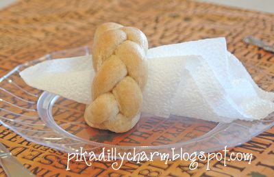 Edible napkin rings Toilet Paper Tube, Shake N Bake, Braided Bread, Napkin Folding, Seasonal Crafts, Bread Dough, Holiday Treats, Thanksgiving Recipes, Napkin Rings