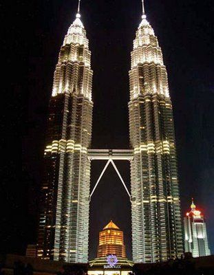 Symmetrical Balance: this building has a symmetrical balance. You can see if you were to split it right down the middle, it would be equal on both sides. Kuala Lampur, Symmetrical Balance, Petronas Towers, Dubai World, Tall Buildings, Parametric Architecture, Tower Building, House Furniture Design, Principles Of Design