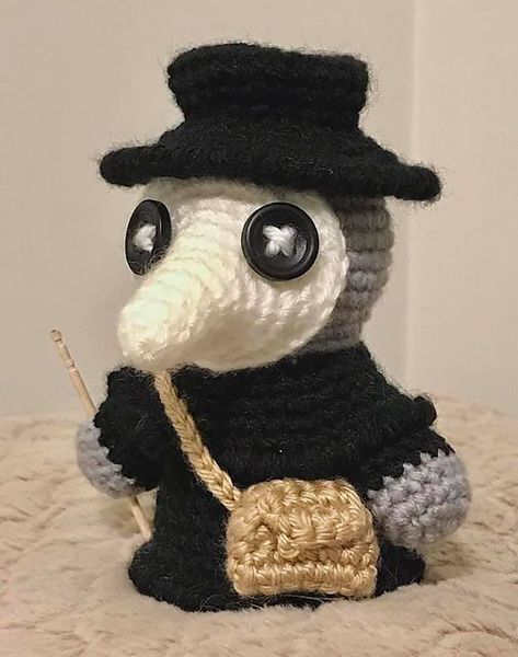 Pola Amigurumi, Halloween Crochet Patterns, Crochet Tips, Kawaii Crochet, Plague Doctor, Knitting Needle, Fun Crochet Projects, Crochet Diy, Halloween Crochet