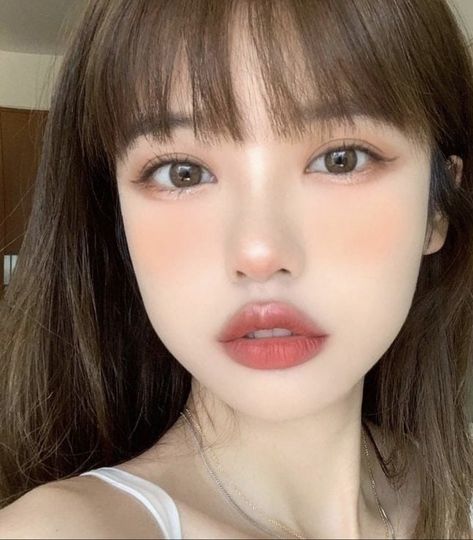 Beige Douyin Makeup, School Makeup Korean, Peach Makeup Look Natural, Korean School Makeup, Beige Eye Makeup, Cinnamon Makeup, Makeup Ala Korea, Makeup Korean Style, Makeup Asia