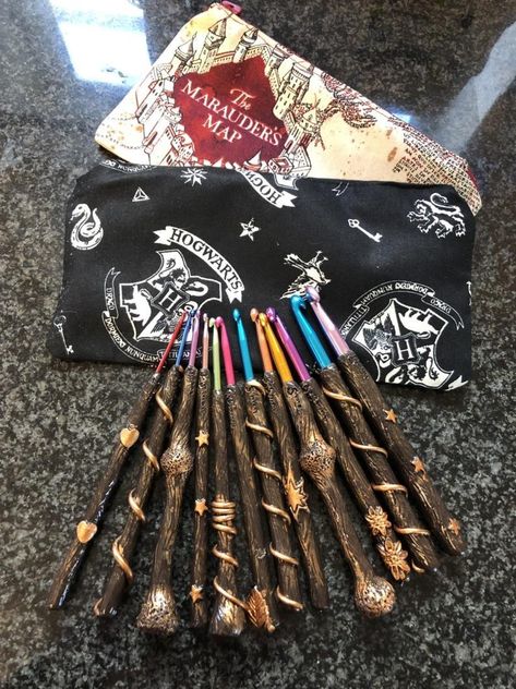 Accio Yarn! Buy the Full Set of 12 Magic Wand Crochet Hooks and get a cute crochet hook case for free. Handmade Crochet Hook, Harry Potter Crochet, Diy Hooks, Crochet Hook Case, Crochet Case, Marauders Map, Hogwarts Crest, Harry Potter Wand, Crochet Hook Set