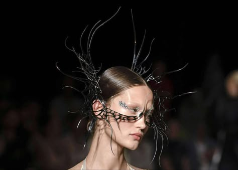 Fall 2022 Couture, 2022 Couture, Fall Couture, Iris Van Herpen, Face Jewellery, Fashion Top Outfits, 3d Fashion, Creative Eye Makeup, Contact Lenses Colored