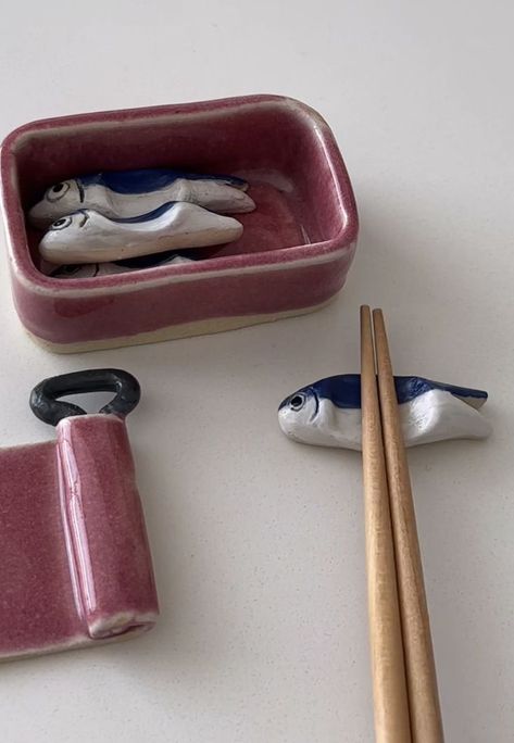 Diy Clay Chopstick Holder, Ceramic Household Items, Homemade Ceramics Diy, Ceramics Ideas Pottery Easy, Little Pottery Ideas, Ceramic Inspiration Ideas, Ceramic Ideas Cute, Ceramic Pottery Design Ideas, Ceramic Patterns Design