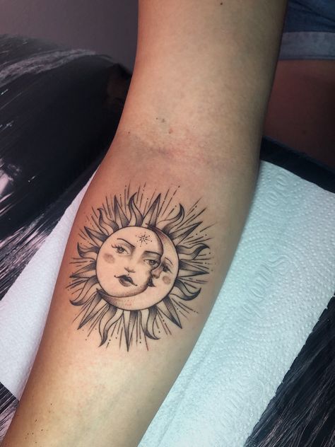 Hippie tattoos Hippie Girl Tattoos, Hippie Tattoos, Sun And Moon Tattoo, Hippie Tattoo, Girl Tattoo, Hippie Girl, Art Tattoos, Sun And Moon, Moon Tattoo