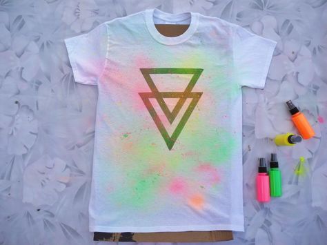 baisley & Noir: DIY: Neon Fabric Spray Paint Tee Spray Paint Shirt, Neon Spray Paint, Neon Fabric, Distressed Tshirt Diy, Fabric Spray Paint, Neon Shirts, Diy Spray Paint, Party Neon, Neon Birthday