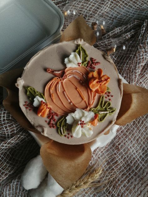 Fall Bento Cake Ideas, Autumn Cakes Decorating, Autumn Cake Design, Thanksgiving Bento Cake, Autumn Bento Cake, Fall Bento Cake, Autumn Cake Birthday, Halloween Bento Cake, Autumn Cake Ideas Birthday