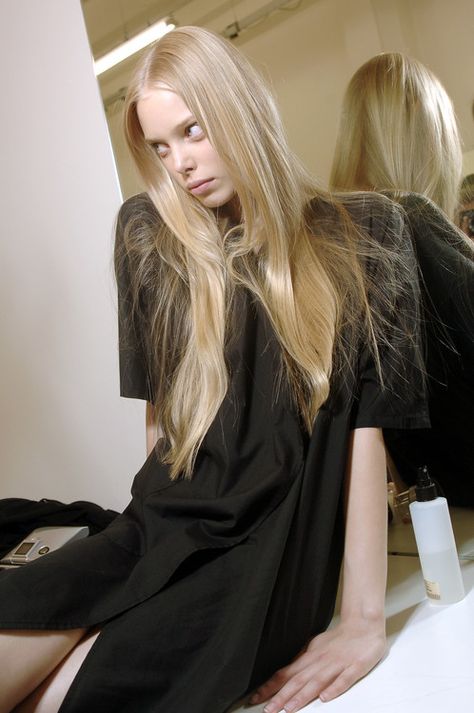 model backstage Tanya Dziahileva, Amazing Hairstyles, Models Backstage, Model Lifestyle, Model Inspo, Model Aesthetic, Long Blonde, Long Blonde Hair, John Galliano