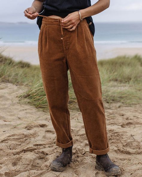 How To Style Corduroy Pants, Corduroy Trousers Outfit, Outdoorsy Outfits, Cord Hose, Skirt Dungaree, Winter Activewear, Cord Trousers, Surf Accessories, Cotton Trousers