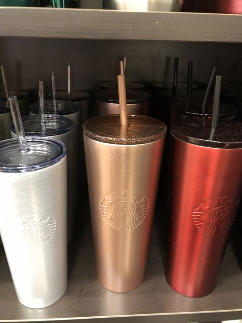 Starbucks holiday rose gold tumbler Disney Movie Night Food, Coffee Designs Art, Copo Starbucks, Rose Gold Tumbler, Starbucks Coffee Cups, Starbucks Tumbler Cup, Tumbler Starbucks, Trendy Water Bottles, Starbucks Coffee Drinks