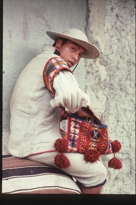 Peruvian Aesthetic, Guatemalan Clothing, Sunday Market, Peruvian Textiles, Lake Titicaca, Mexico Culture, Figure Photography, Town Square, Film Inspiration