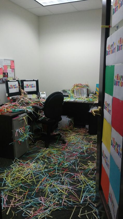 Birthday Office Decorations, Office Celebration Ideas, Office Birthday Decorations, Work Pranks, Office Prank, Office Pranks, 25th Bday, Bday Decor, Senior Pranks