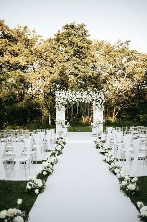 Outdoor Civil Ceremony, Green And Gold Wedding Ceremony, Inside Wedding Ideas Decoration, Timeless Wedding Outdoor, Modern Classic Wedding Ceremony Decor, Modern Outside Wedding Ceremony, Outdoor Wedding White Flowers, Elegant Garden Wedding Ceremony, Wedding Ceremony Runner