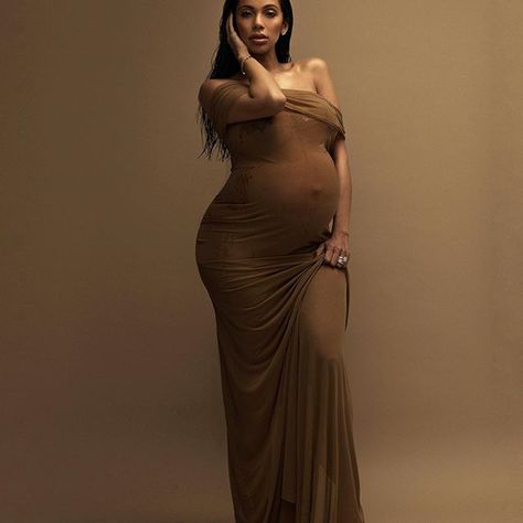 Jessie Simoes (@je.simoes16) • Instagram-Fotos und -Videos Lola Melani, Maternity Picture Outfits, Pregnancy Portraits, Maternity Studio Photoshoot, Erica Mena, Studio Maternity Photos, Maternity Photography Poses Couple, Luxury Portrait, Maternity Photography Studio