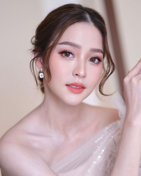 All Posts • Instagram Make Up Wedding Korea, Korean Wedding Makeup The Bride, Thai Bridal Makeup, Wedding Makeup Asian Brides, Soft Asian Makeup, Wedding Makeup For Asian Brides, Bridesmaid Makeup Pink, Graduation Look Makeup, Bride Makeup Asian