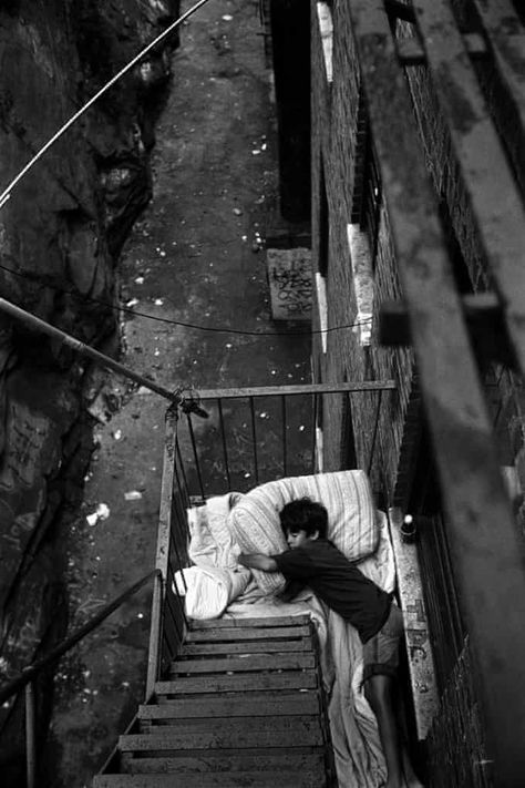 Ten-year-old boy sleeps on the fire escape, where he slept all night Fire Escape, Black And White Photograph, Vintage Versace, Lukisan Cat Air, Foto Vintage, Trik Fotografi, Documentary Photography, Vintage Vogue, Coming Of Age